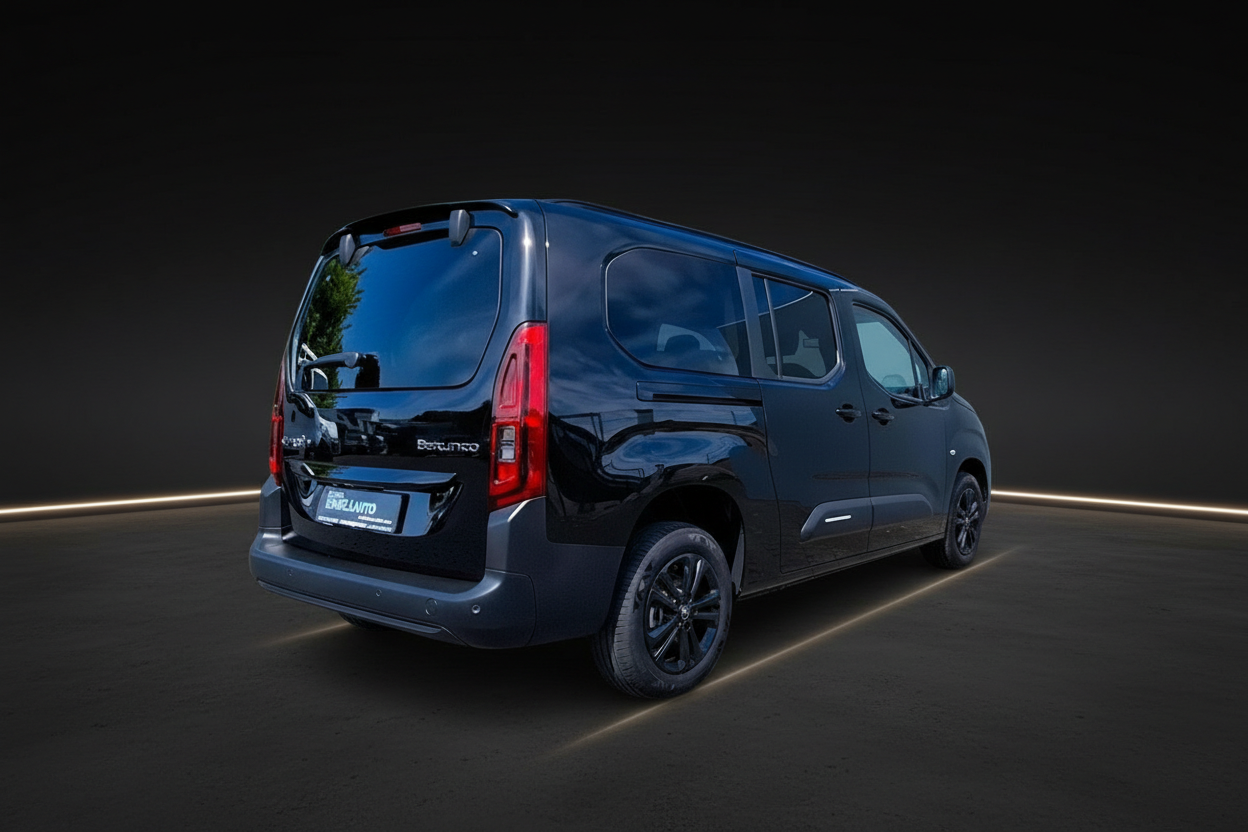 Citroën Berlingo Schwarzer Minivan Heckansicht auf dunklem Studiohintergrund