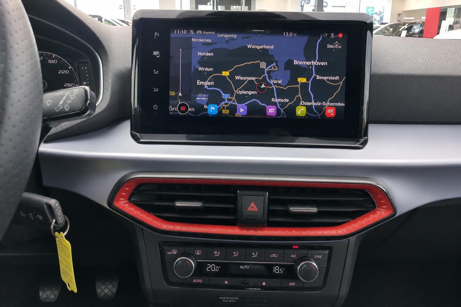 SEAT Navigationssystem mit Kartenansicht und Klimabedienung im Detail