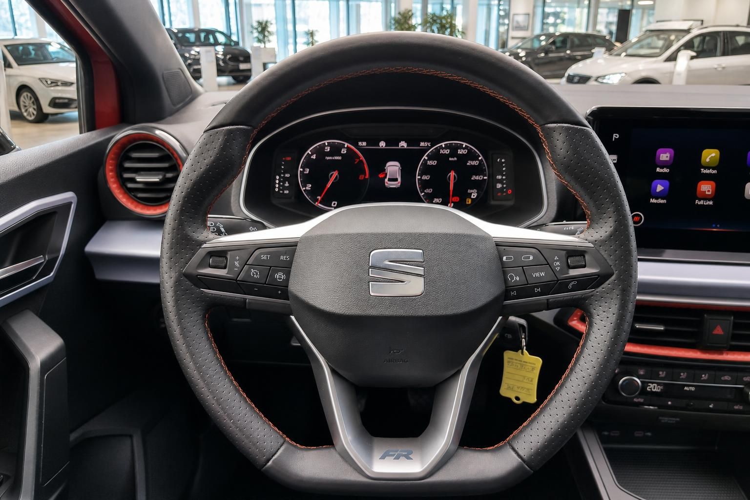 Sportlenkrad mit Cockpit-Anzeige und Infotainment im Seat mit FR-Ausstattung