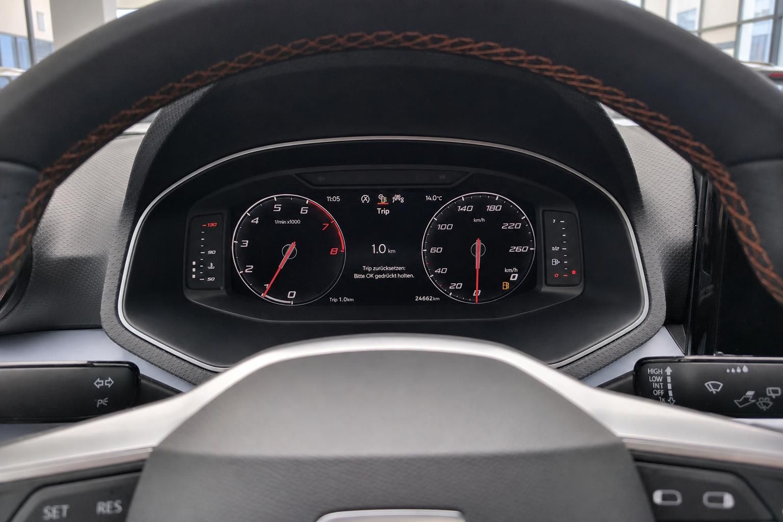 Digitales Kombiinstrument mit Tacho und Drehzahlmesser im Fahrzeugcockpit