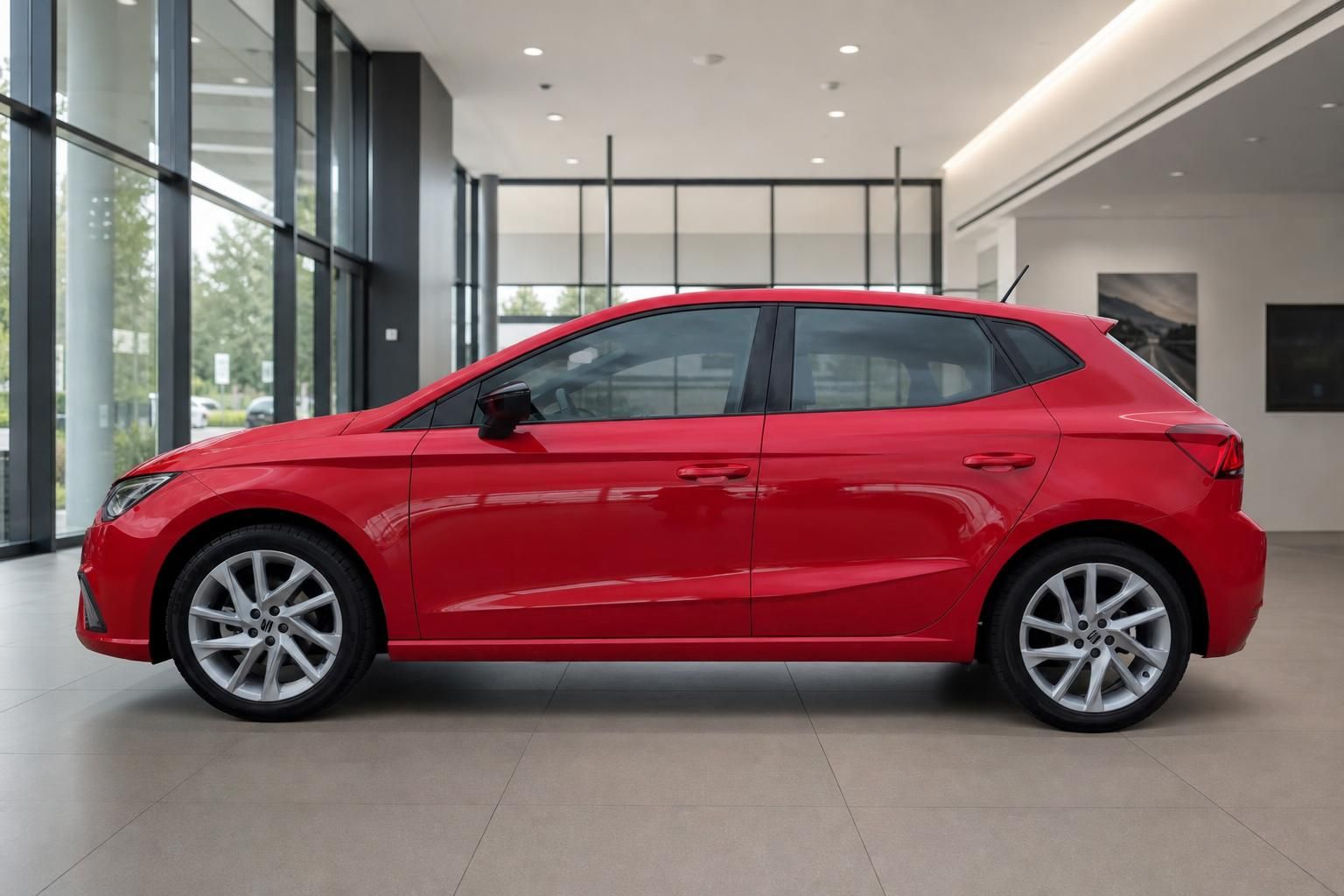 SEAT Ibiza FR in Rot Seitenansicht im Autohaus