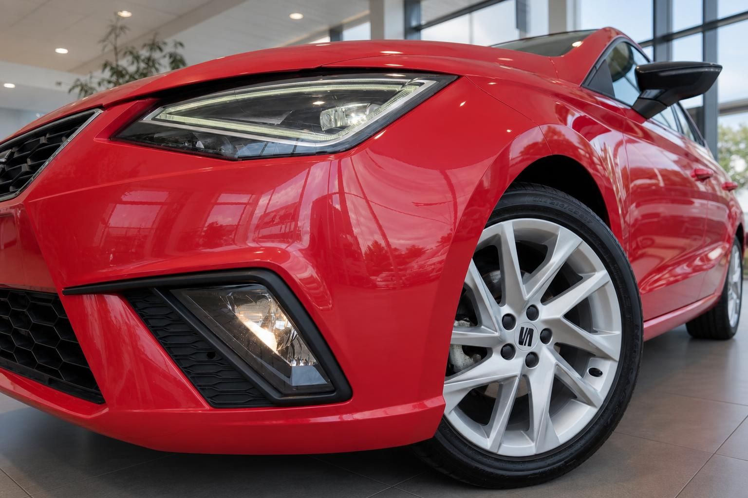 SEAT in Rot, Frontpartie mit LED-Scheinwerfer und Leichtmetallfelge