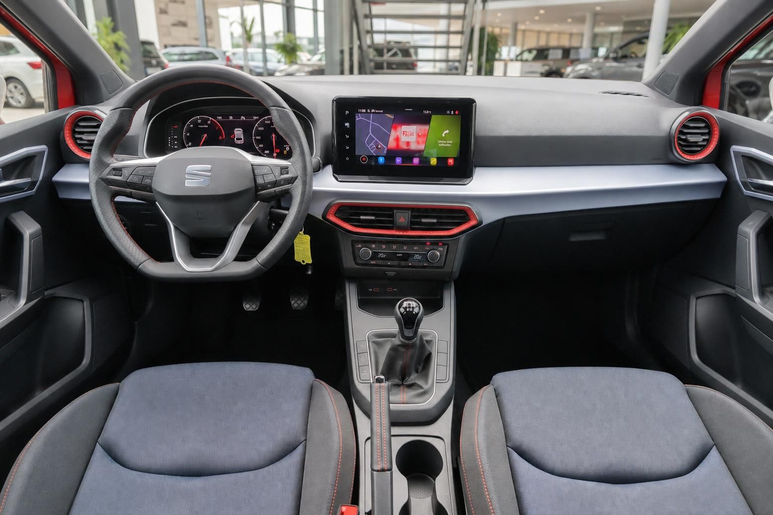 SEAT Cockpit mit Lenkrad, Touchscreen und Schaltgetriebe im Detail