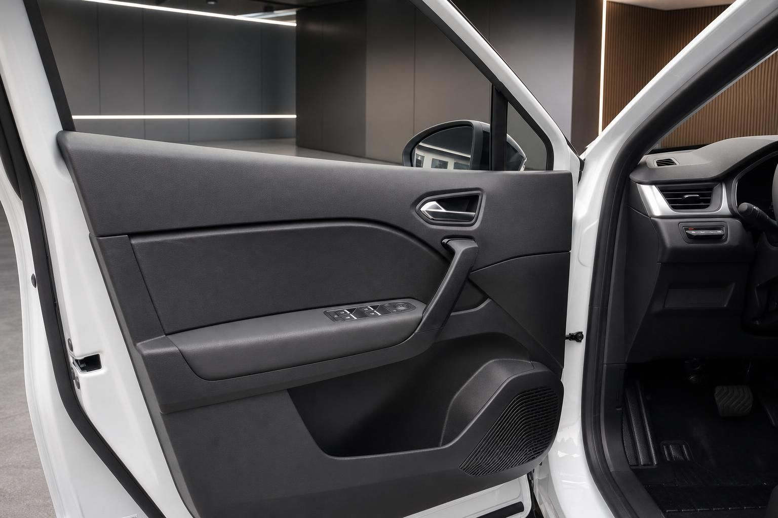 Mitsubishi Fahrzeug Innenraum - schwarze Türverkleidung mit Fensterheberschaltern und Armaturenbrett