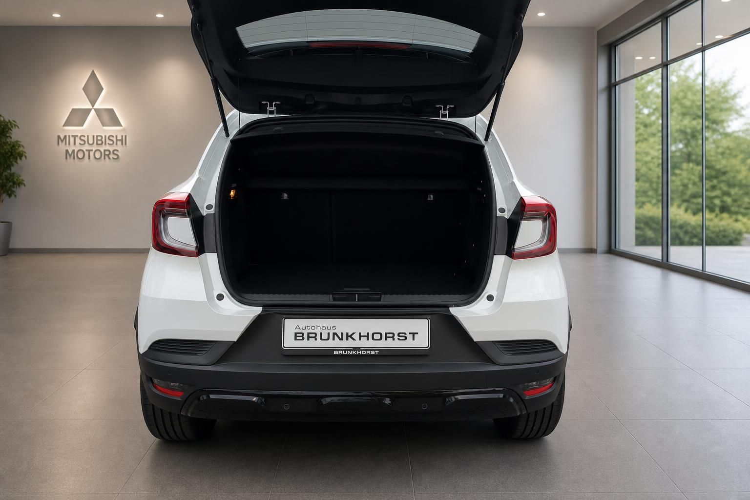 Weisser Mitsubishi Kofferraum offen im Autohaus Brunkhorst Showroom - geräumiger Laderaum