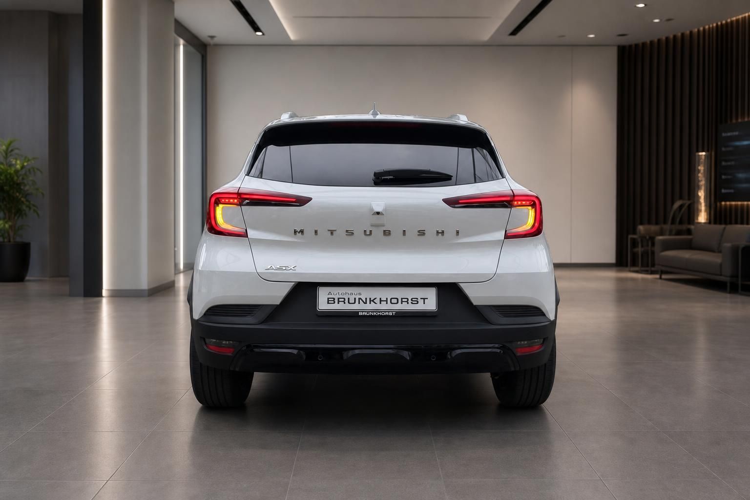 Mitsubishi ASX weißer SUV Heckansicht im modernen Autohaus Showroom