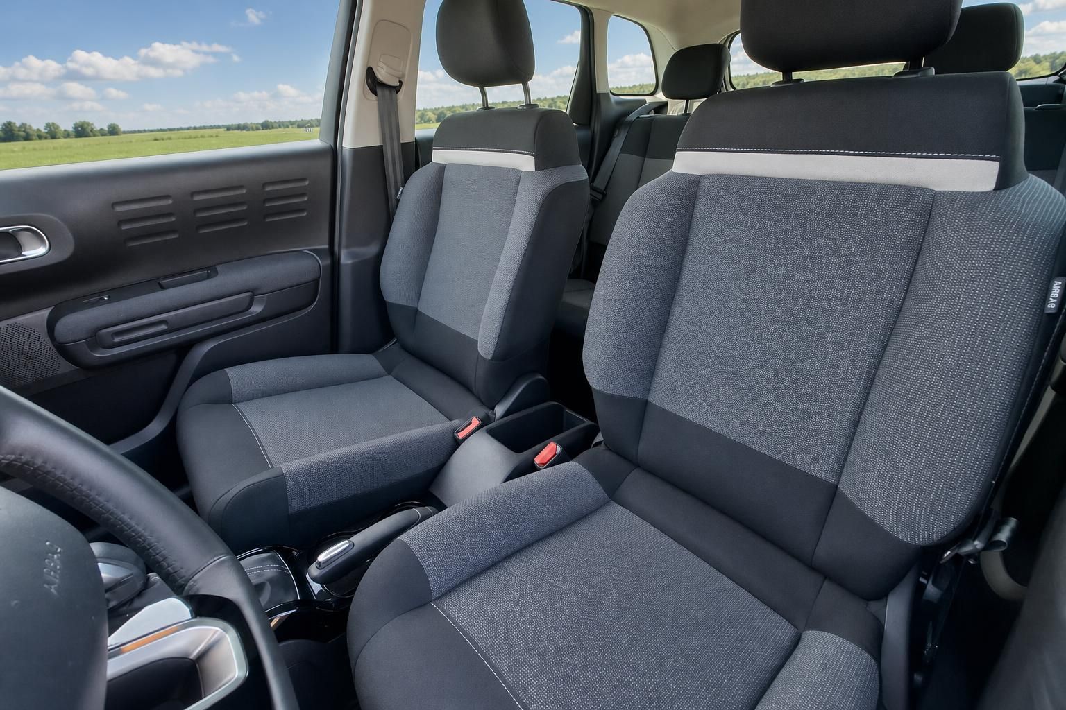 Citroën C3 Aircross Rücksitzbank mit grauer Stoffausstattung und Landschaftsblick