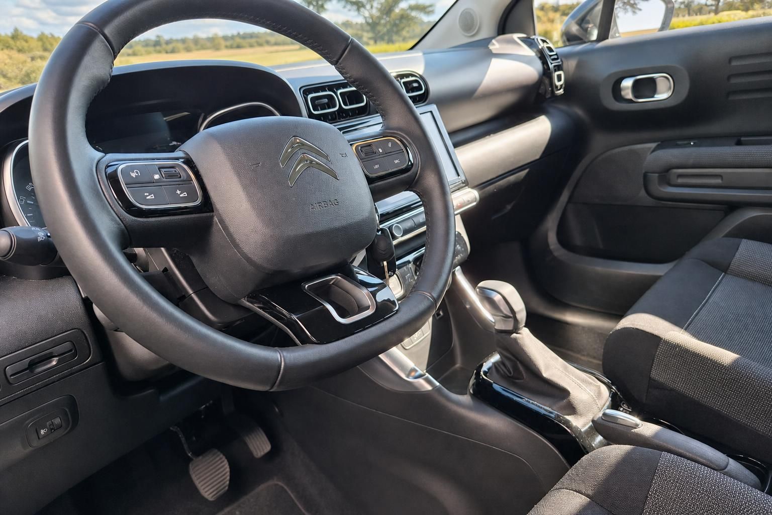 Citroën Innenraum mit Lenkrad, Armaturenbrett und Automatikgetriebe in dunklen Farbtönen