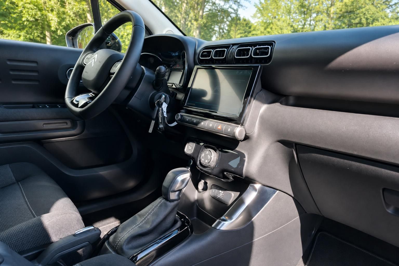 Citroën Cockpit mit Lenkrad, Touchscreen und Mittelkonsole in grauer Innenausstattung