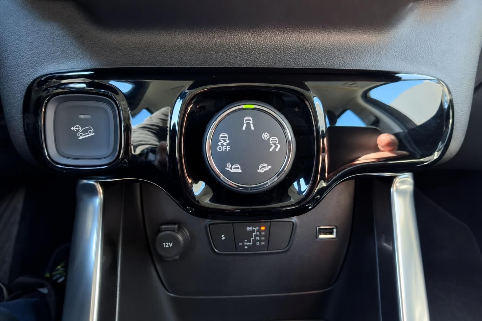 Fahrmodus-Wahlschalter mit ESP OFF-Anzeige und USB-Anschluss in der Mittelkonsole