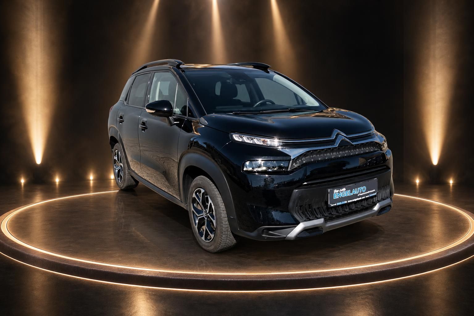 Citroen C3 Aircross SUV in schwarz, Schrägansicht von vorne rechts mit Studiobeleuchtung
