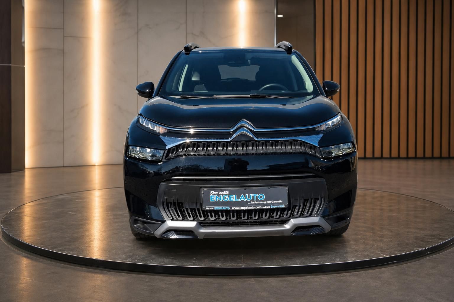 Citroen C3 Aircross SUV in dunkelblau, Frontansicht im modernen Showroom