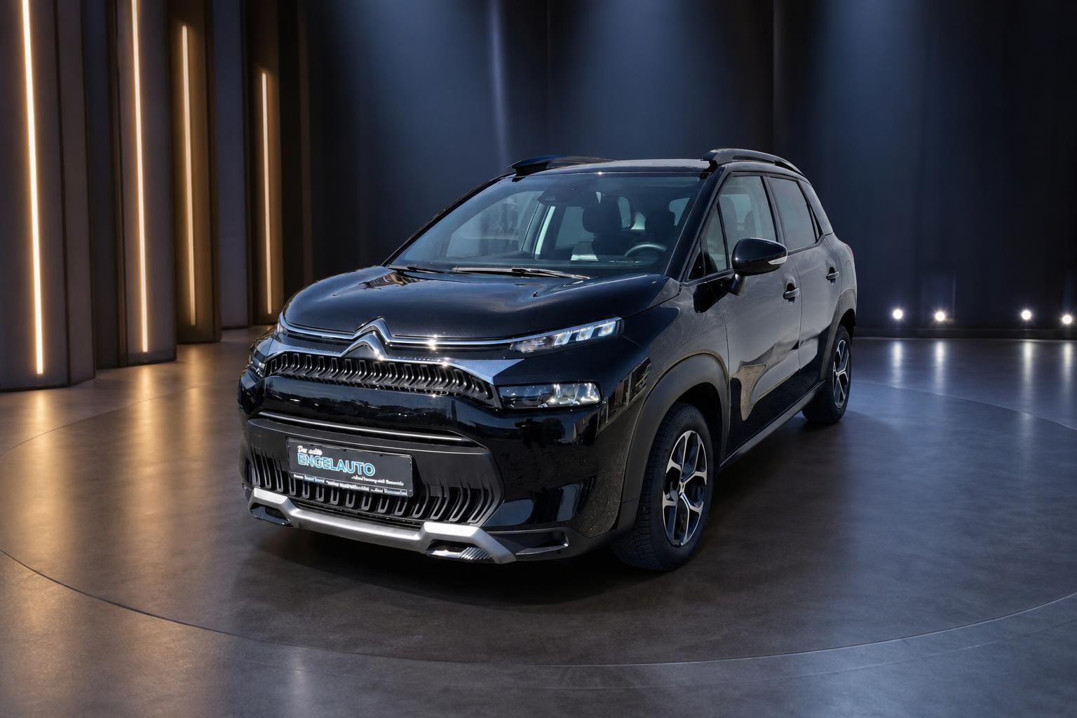 Citroen C3 Aircross SUV in schwarz, Schrägansicht von vorne links im Studio