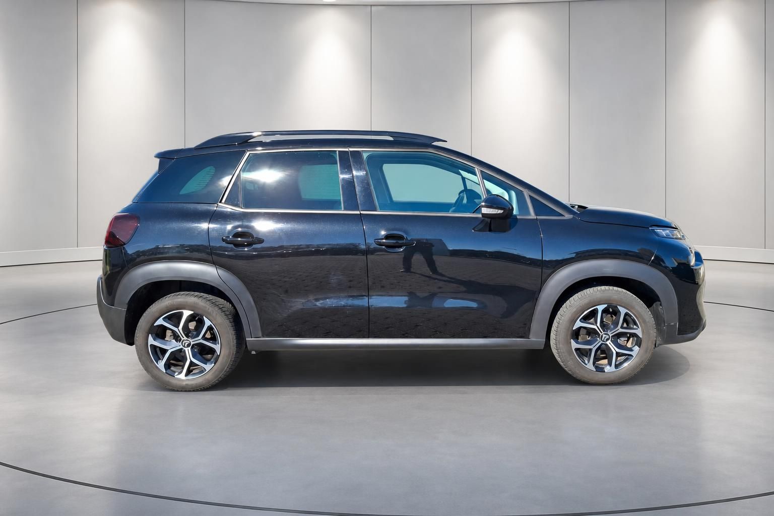 Citroen C3 Aircross SUV in dunkelblau, Seitenansicht von links auf weißem Hintergrund