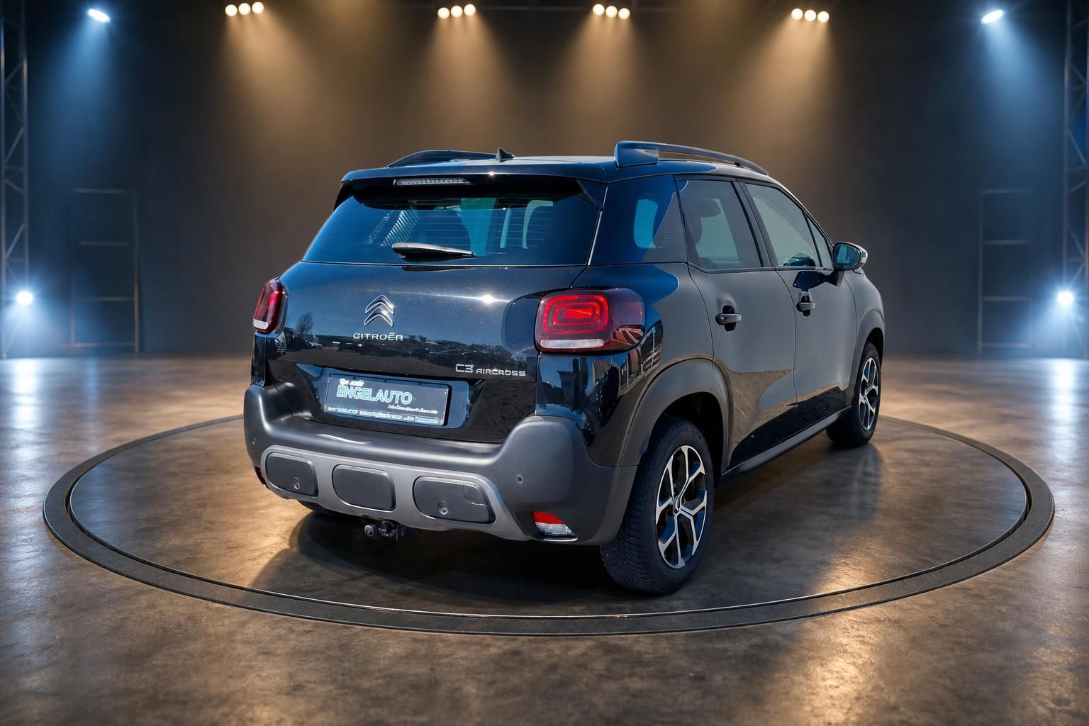 Citroen C3 Aircross SUV in dunkelblau, Heckansicht im professionellen Studio