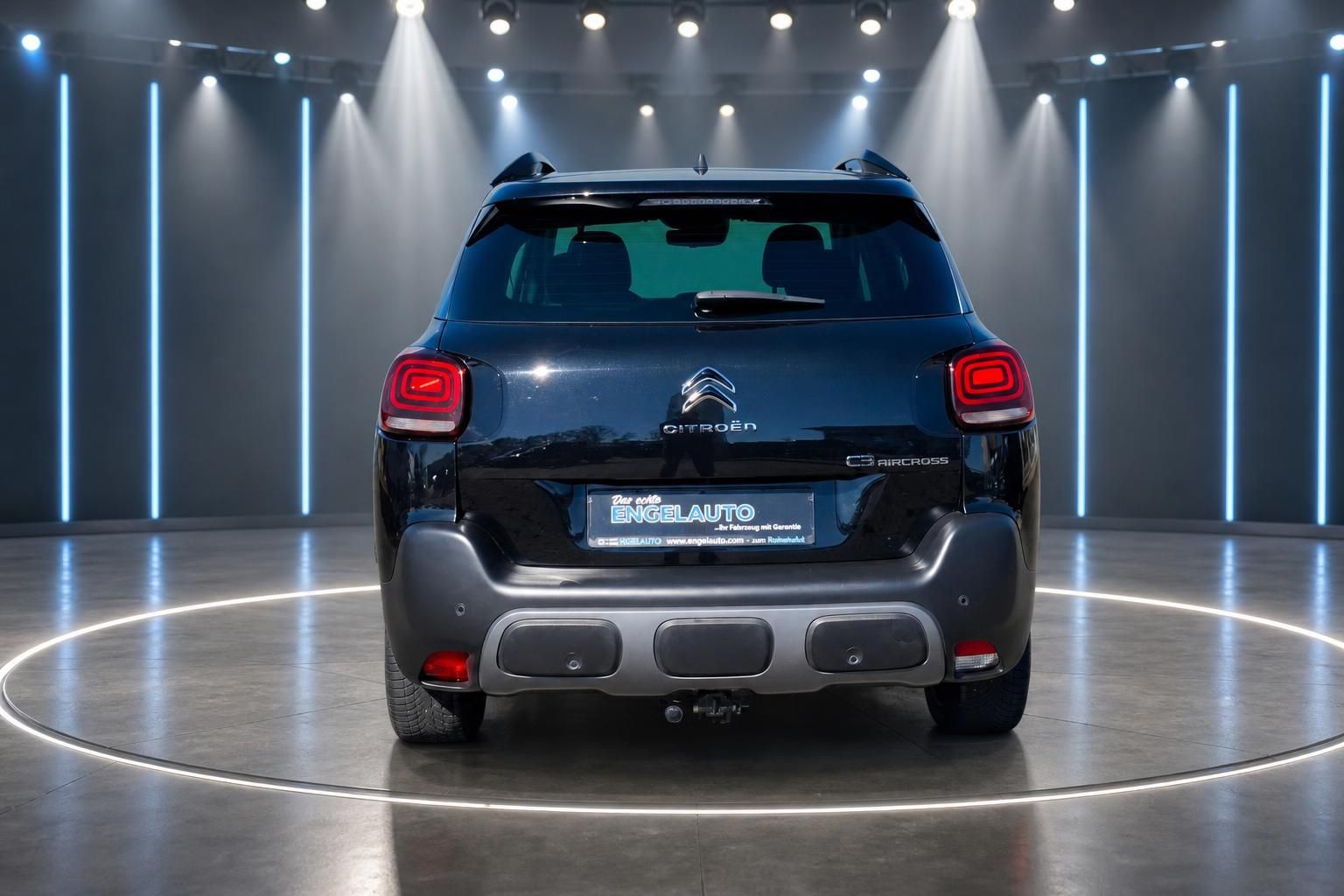 Citroën C3 Aircross SUV Heckansicht dunkelblau mit LED-Rückleuchten im Studio