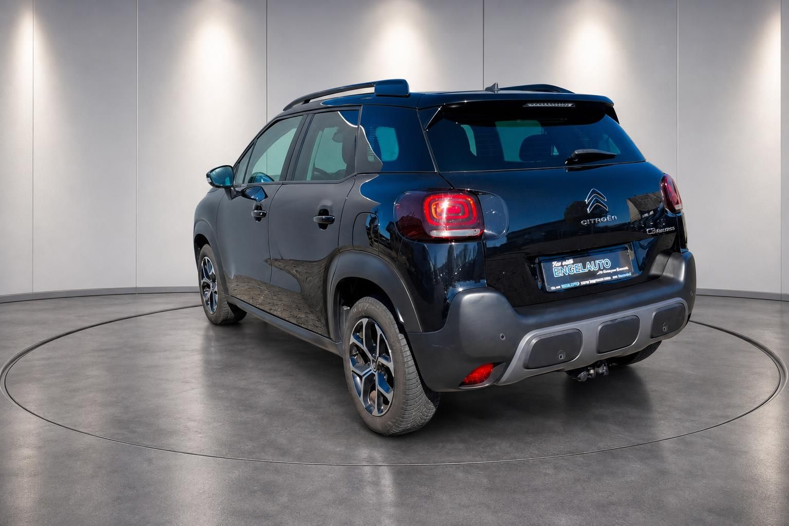 Citroën C3 Aircross SUV Heckansicht in dunkelblau metallic im Showroom