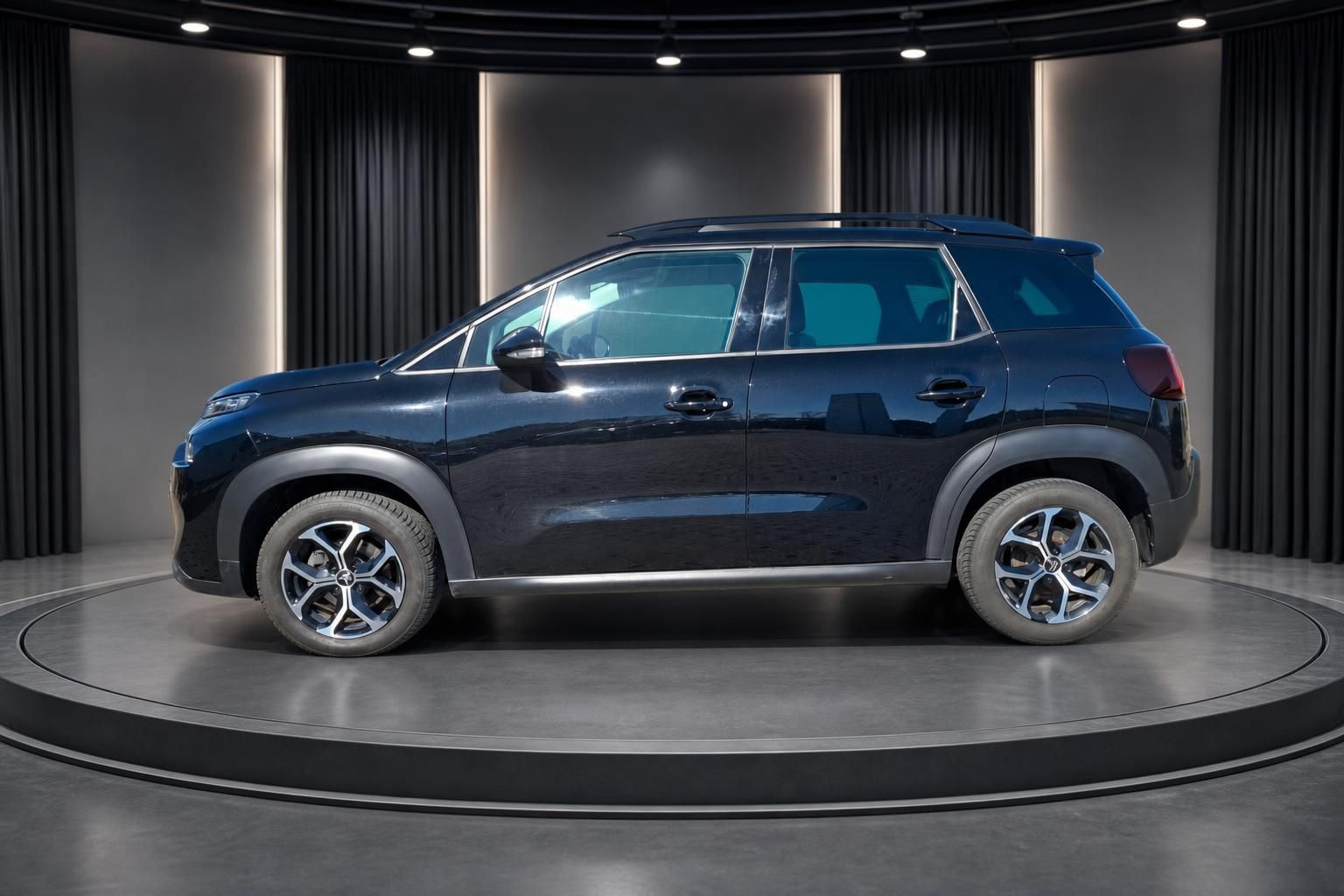 Citroën C3 Aircross SUV Seitenansicht in dunkelblau metallic mit Leichtmetallfelgen