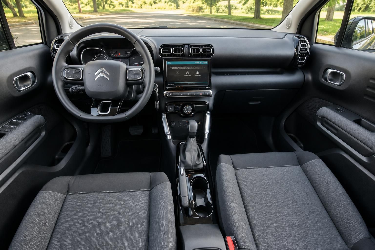 Citroën C3 Aircross Innenraum mit Cockpit, Lenkrad und Touchscreen-Display