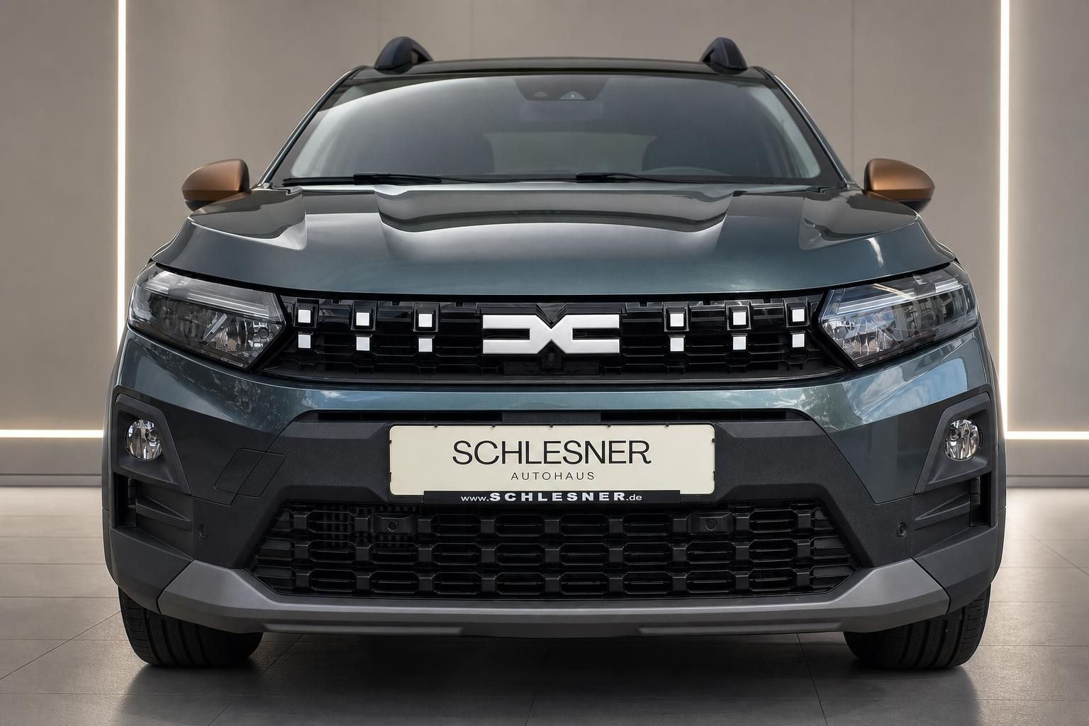 Dacia SUV in Grün, Frontansicht im Autohaus Schlesner
