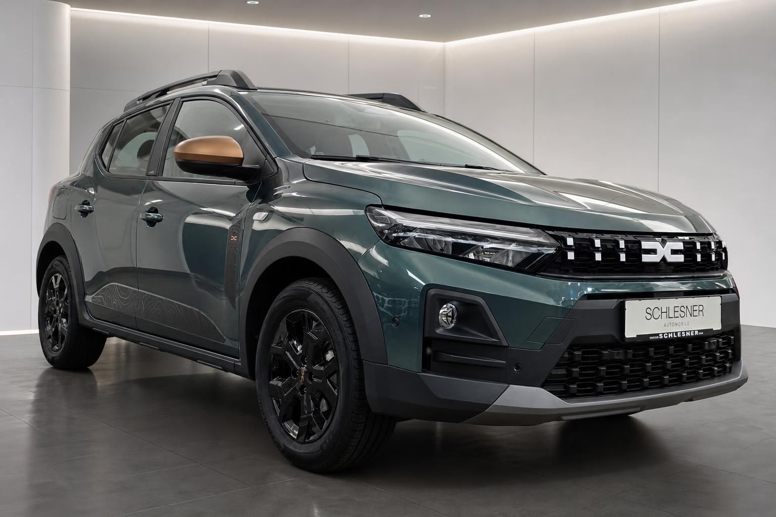 Dacia SUV in Grün, Frontansicht im Showroom Schlesner
