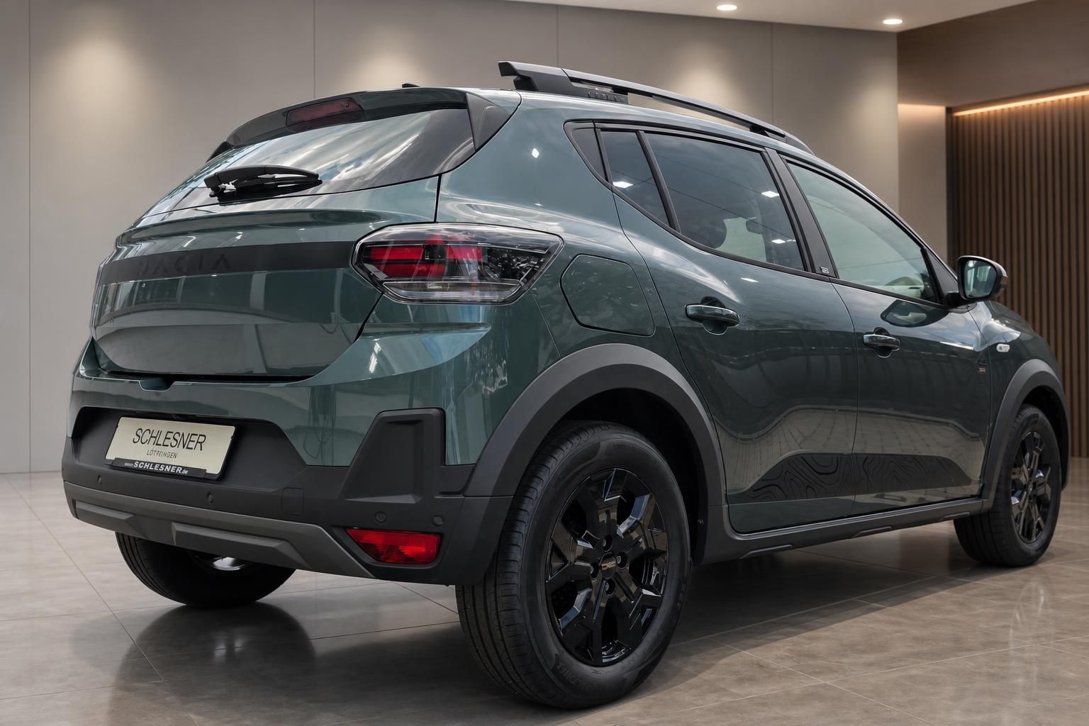 Dacia Sandero Stepway grün, Heckansicht schräg im Autohaus