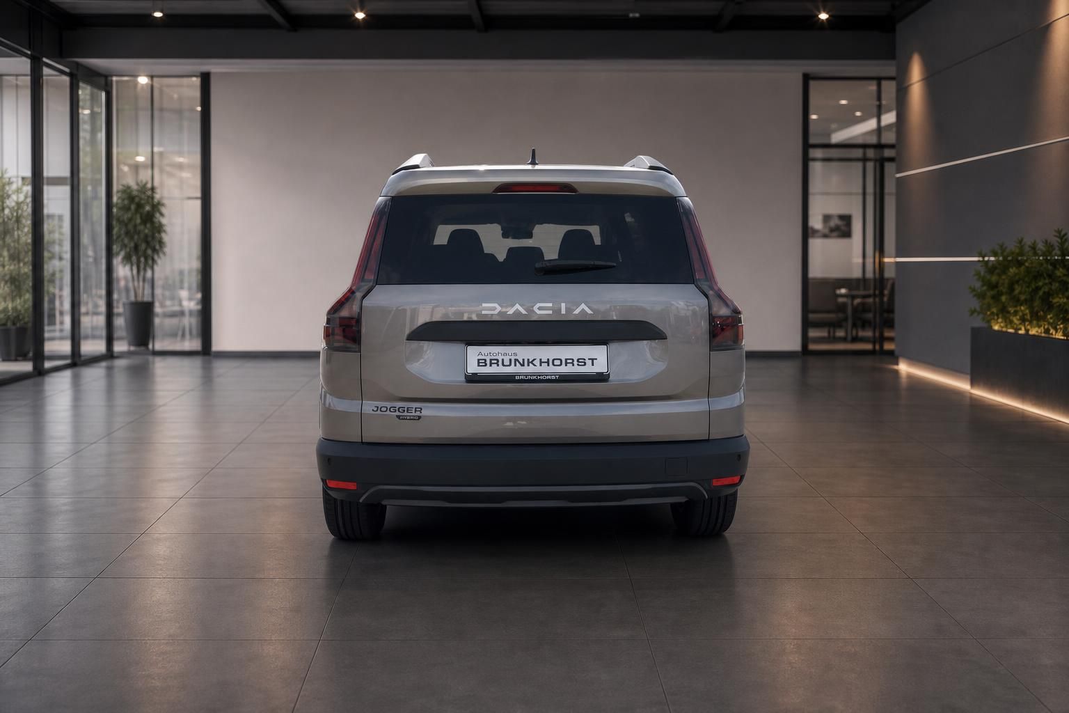 Dacia Jogger weiß Heckansicht mit DACIA Schriftzug und Autohaus Brunkhorst Kennzeichen im modernen Showroom