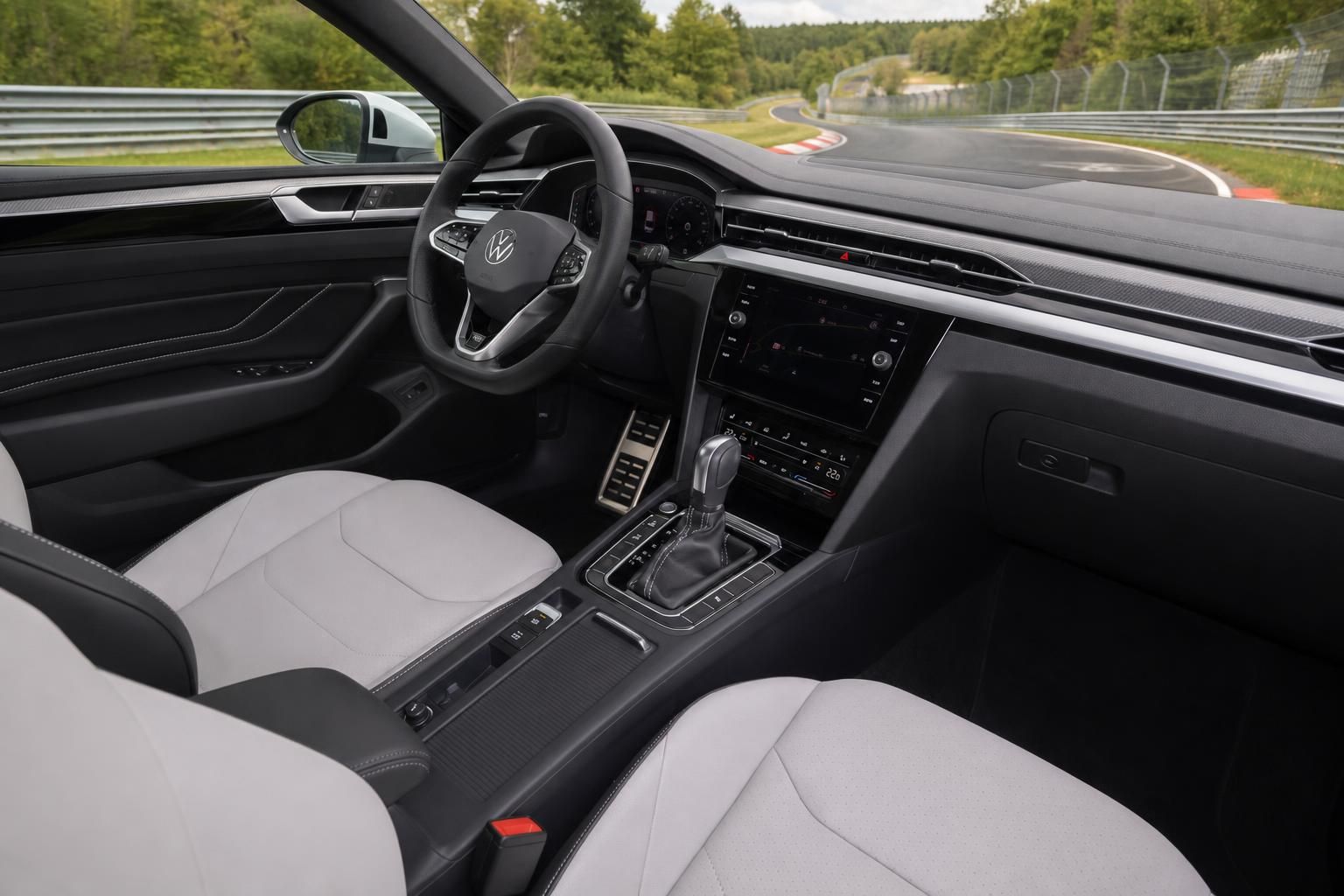 VW Cockpit Innenraum mit Lenkrad, Automatikschaltung und Touchscreen Display