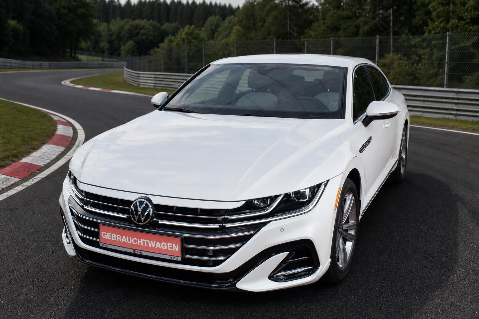 VW Arteon weiß Frontansicht auf der Nürburgring Rennstrecke