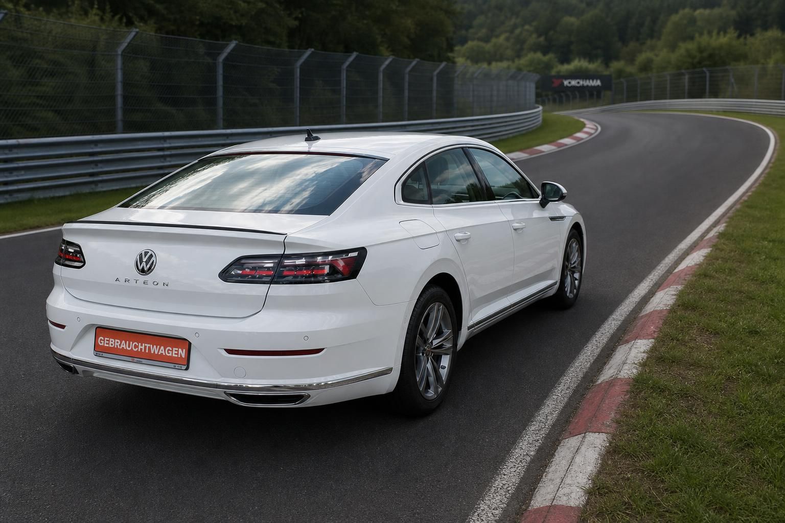 VW Arteon weiß Heckansicht mit LED-Rückleuchten auf Rennstrecke