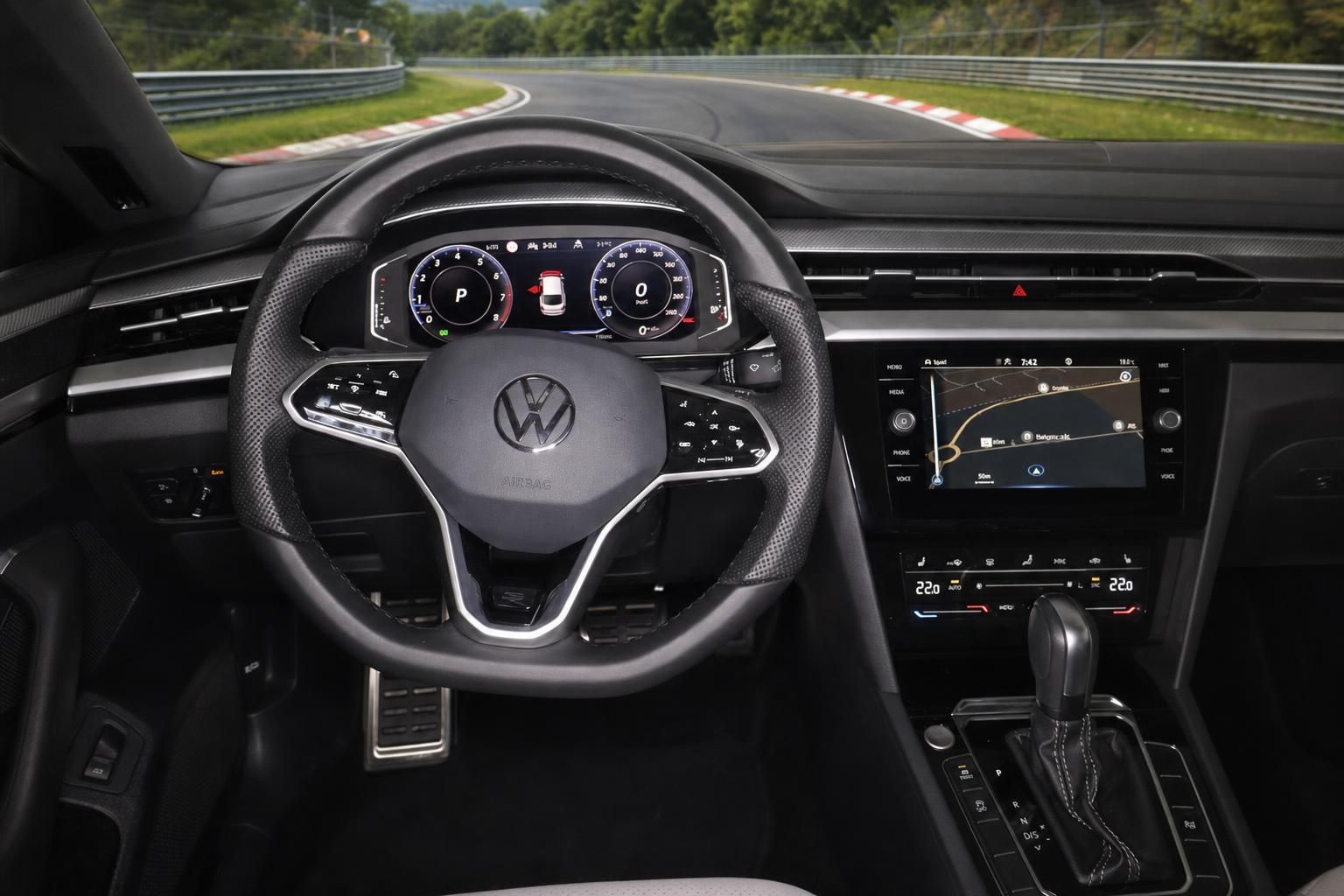 VW Arteon Innenraum Cockpit mit Lenkrad und Navigationssystem