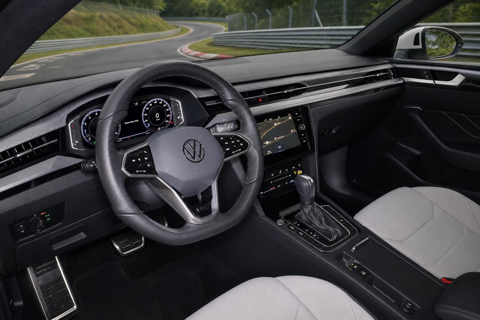 VW Arteon Cockpit mit Lenkrad und Digitalanzeige auf der Rennstrecke