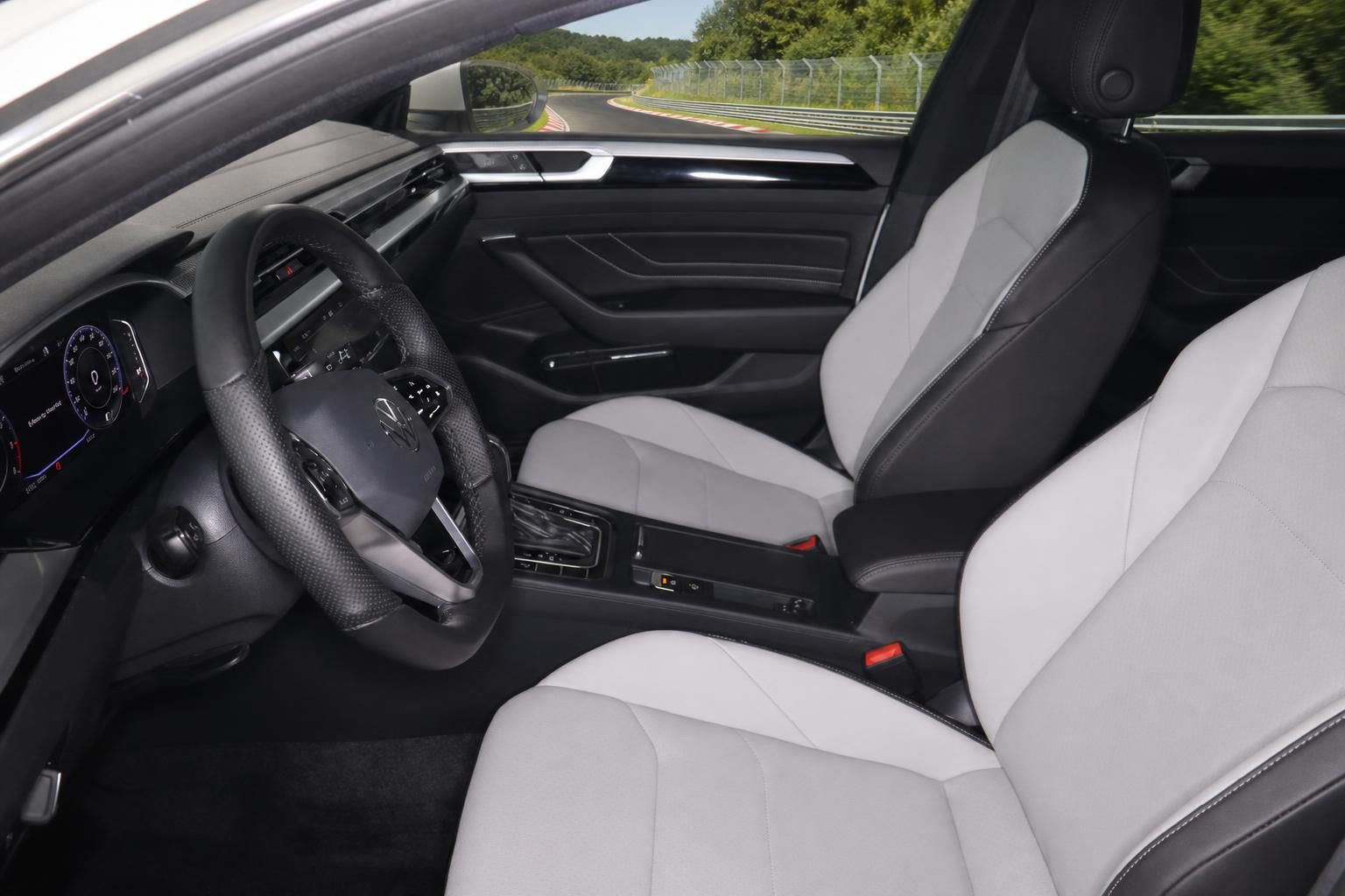 VW Arteon Innenraum mit Sportsitzen in Schwarz-Grau am Nürburgring