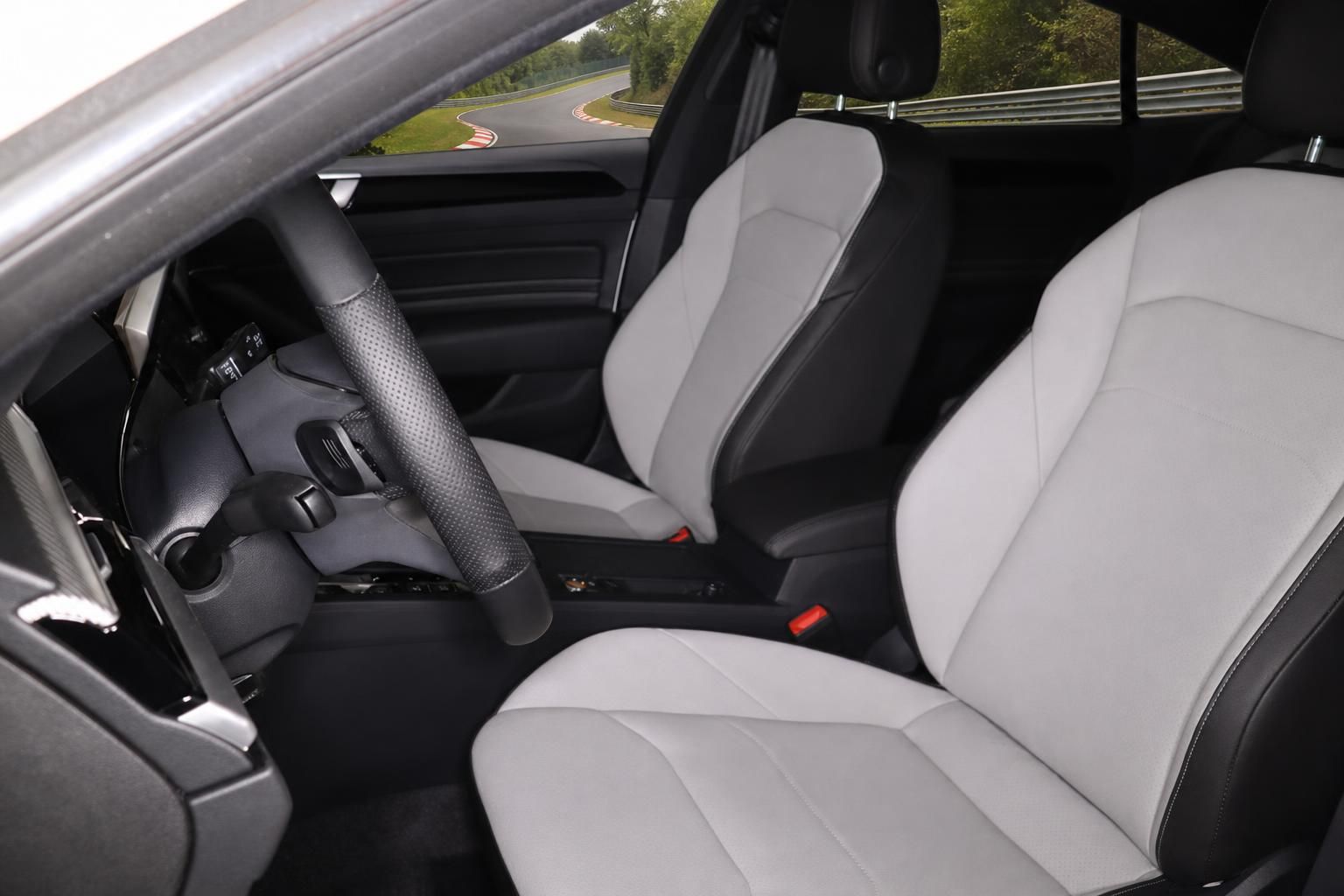 VW Arteon Vordersitze in Leder mit Blick auf die Rennstrecke