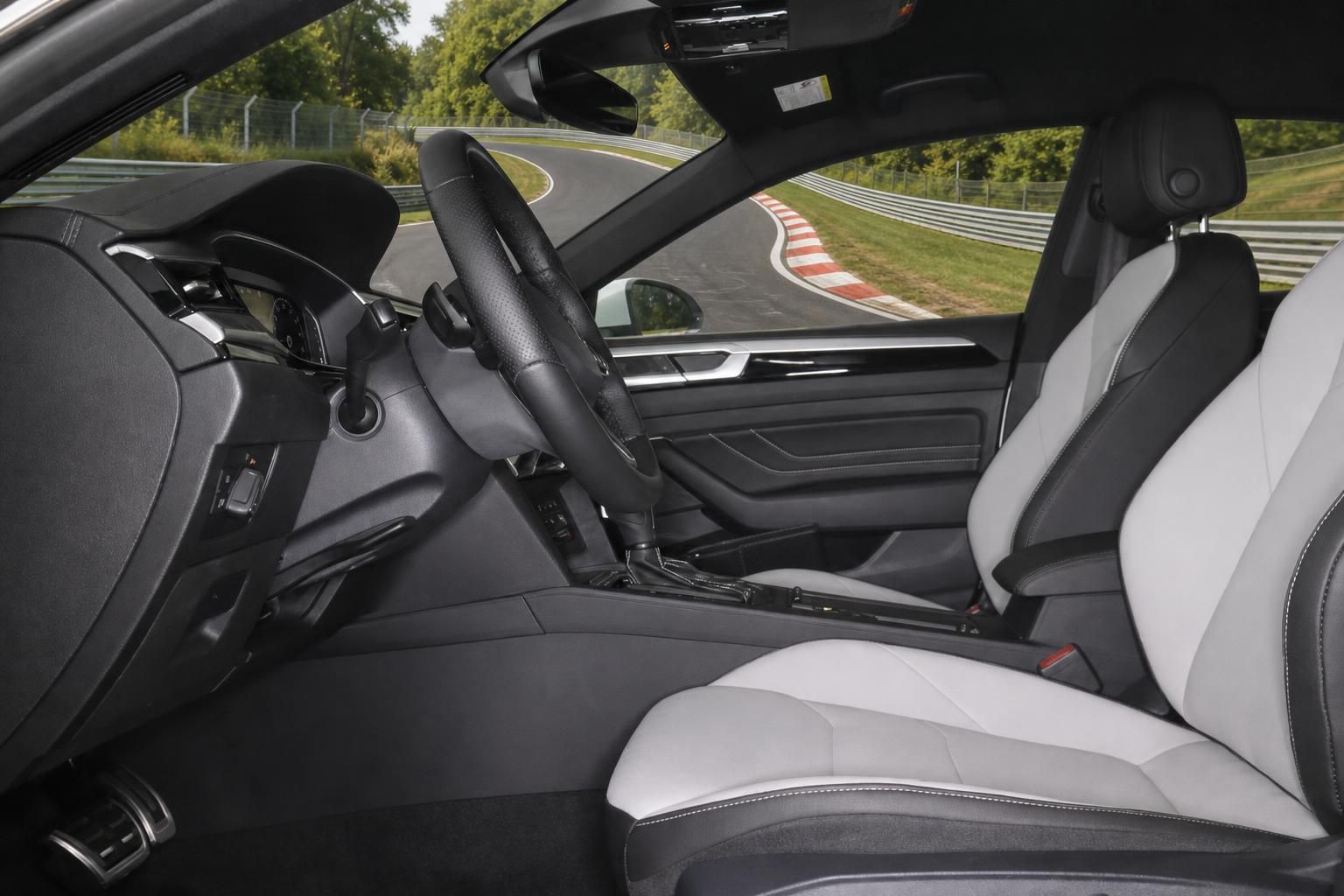 VW Arteon Fahrersitz und Cockpit Detailansicht mit Ausblick Nürburgring