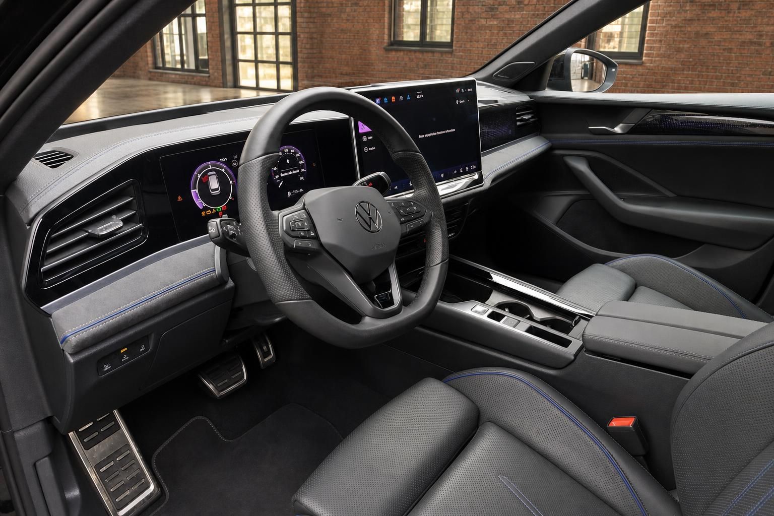 VW Innenraum Cockpit mit Lenkrad und Digital-Display in Grau