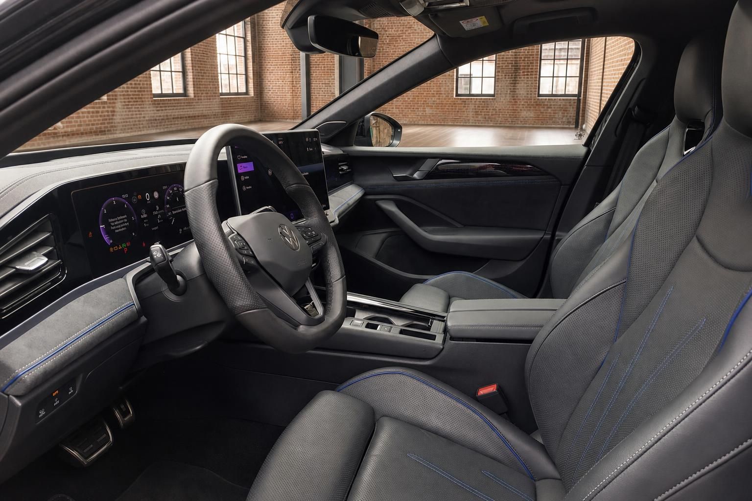 VW Innenraum mit Cockpit, Lenkrad und Sportsitzen in Schwarz-Blau