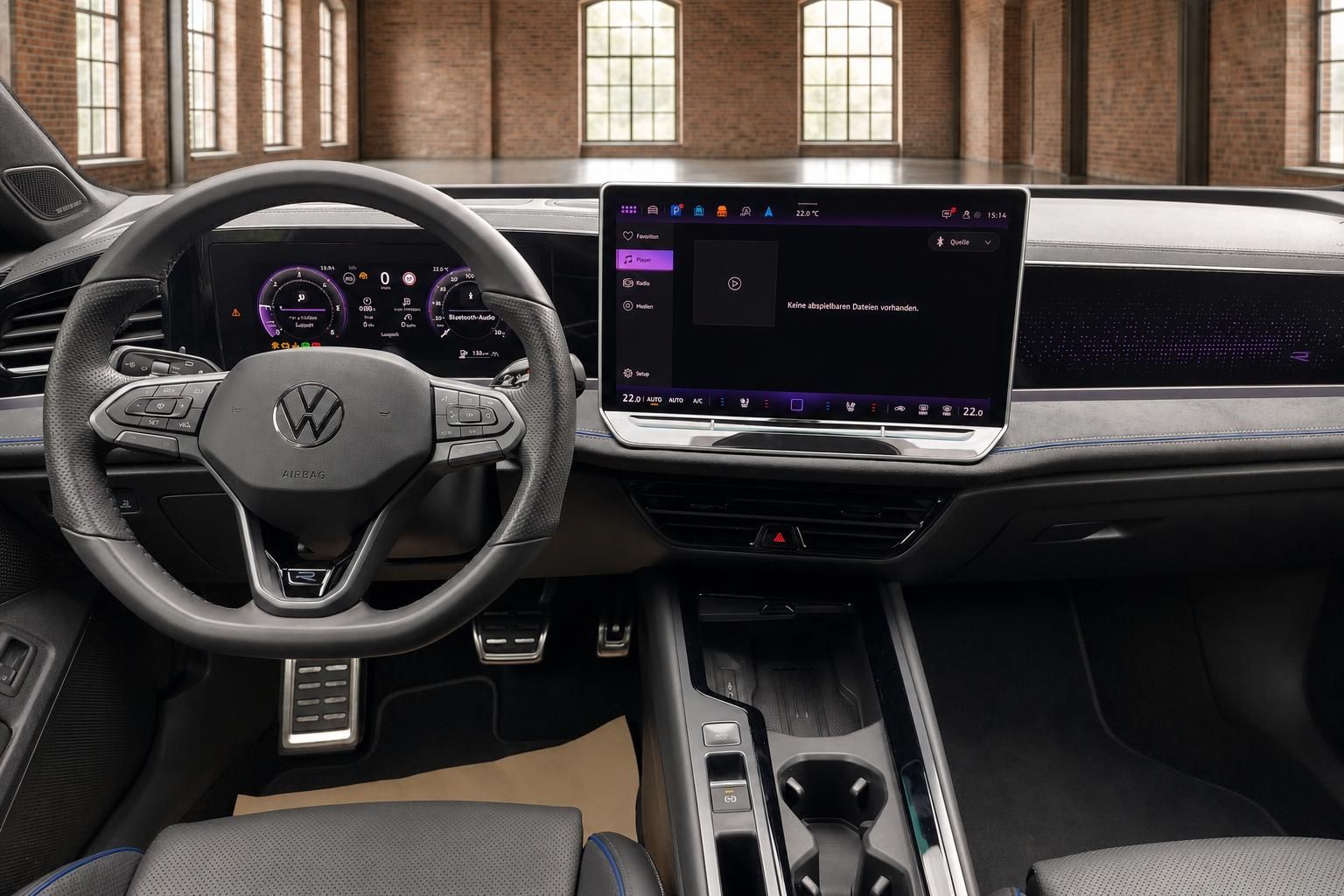 VW R Cockpit mit Lenkrad, Digitalanzeige und Infotainment-Bildschirm