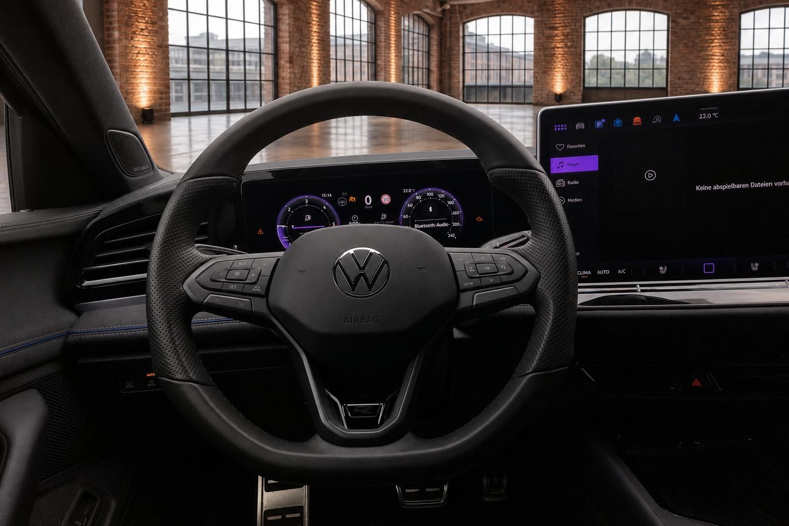 VW R Lenkrad Nahaufnahme mit Bedienelementen und Touchscreen-Display