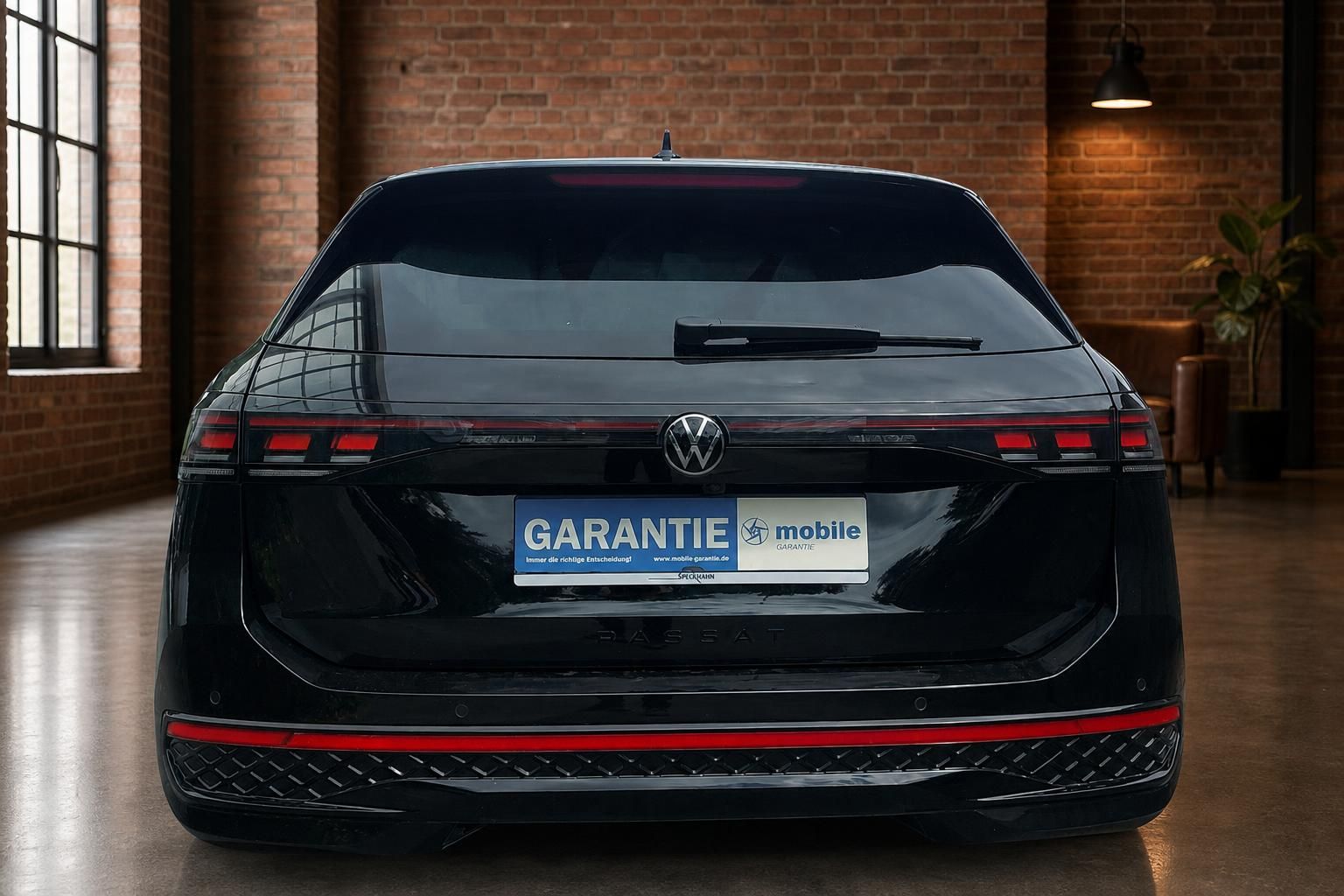 VW Passat schwarz Heckansicht frontal mit Leuchtband und Emblem