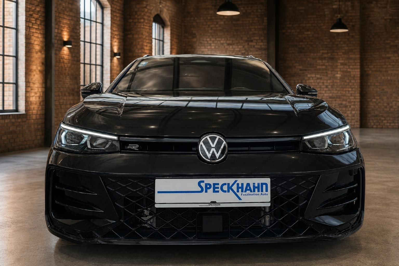 VW Golf R schwarz Frontansicht mit LED-Scheinwerfern in Industriehalle