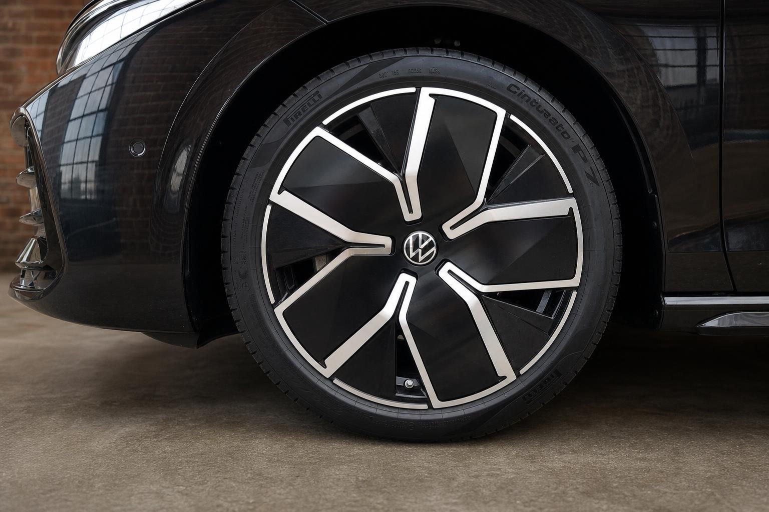 Nahaufnahme Leichtmetallfelge schwarzer VW mit Pirelli Bereifung