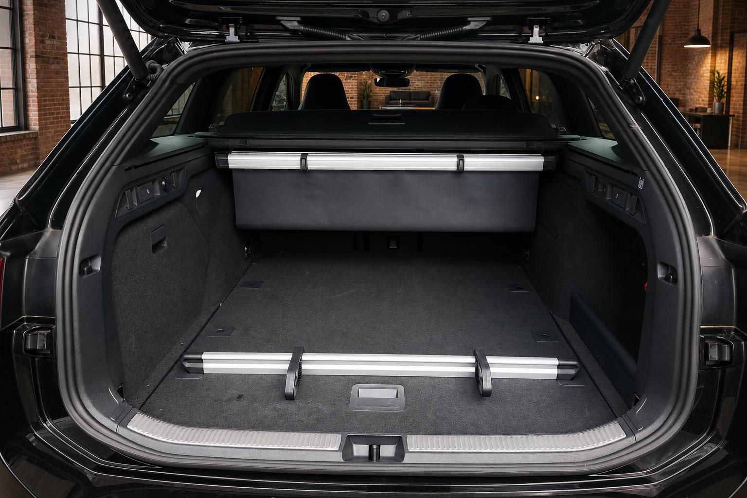 Kofferraum VW Kombi mit Laderaumabdeckung und viel Stauraum