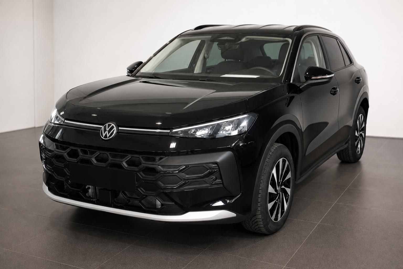 VW T-Roc schwarz Frontansicht seitlich im Autohaus