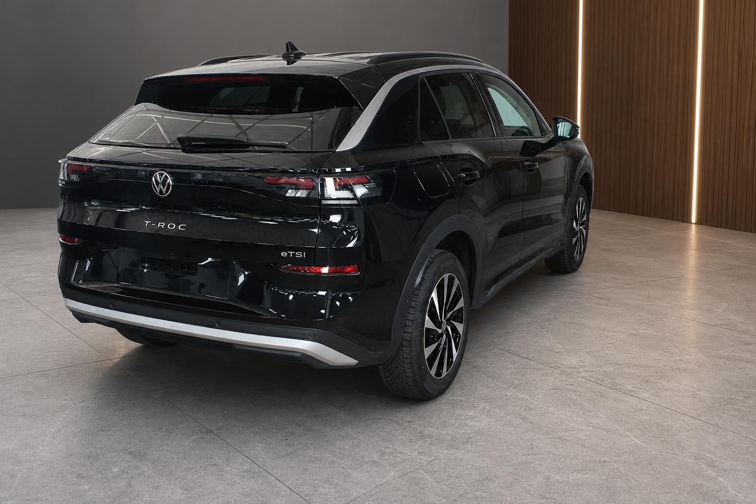VW T-Roc eTSI schwarz Heckansicht im Showroom