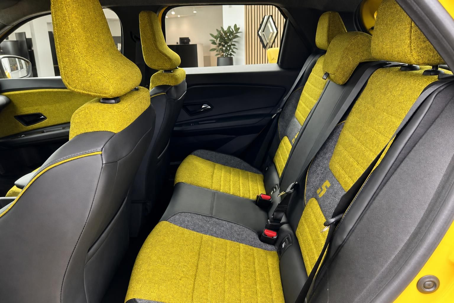 Renault 5 Innenraum Rücksitzbank mit gelb-grauem Stoffbezug im Renault Autohaus