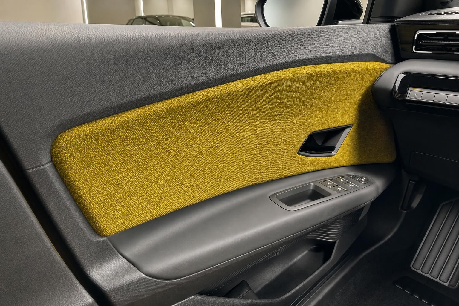 Renault 5 Türverkleidung Fahrerseite mit gelbem Stoffeinsatz und Fensterheberschaltern