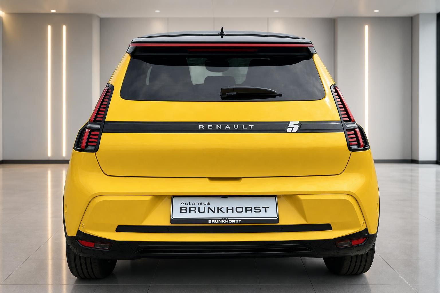 Renault 5 E-Tech Electric gelb Heckansicht im Showroom Autohaus Brunkhorst