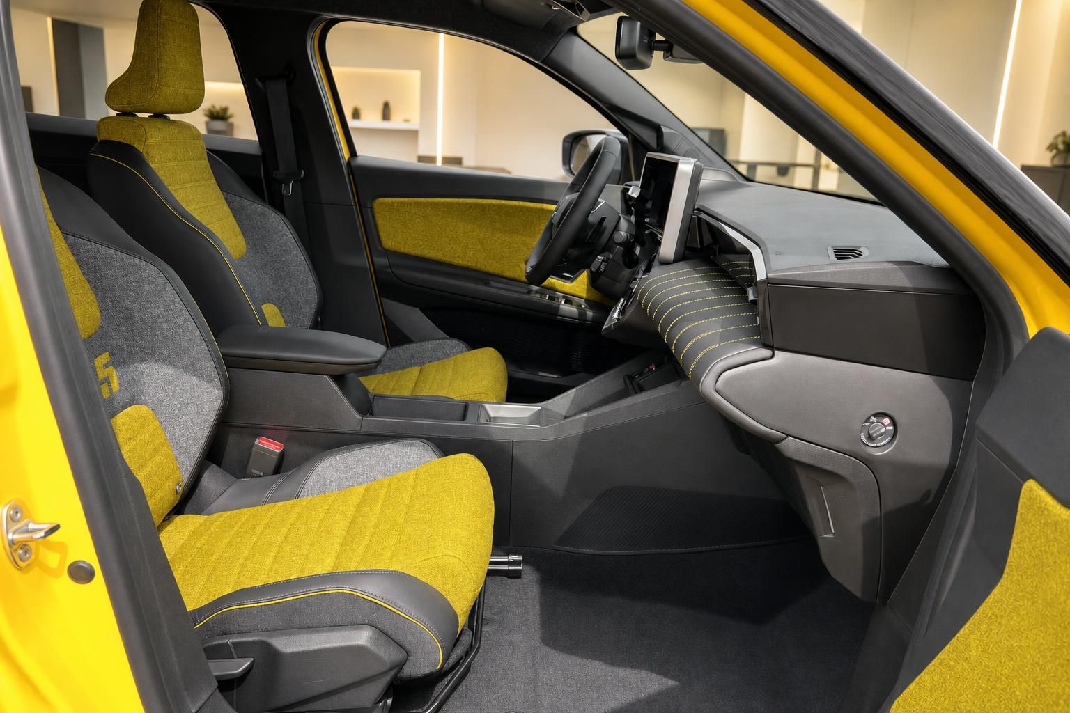 Renault 5 Innenraum Vordersitze mit gelb-grauem Sitzbezug und Mittelkonsole