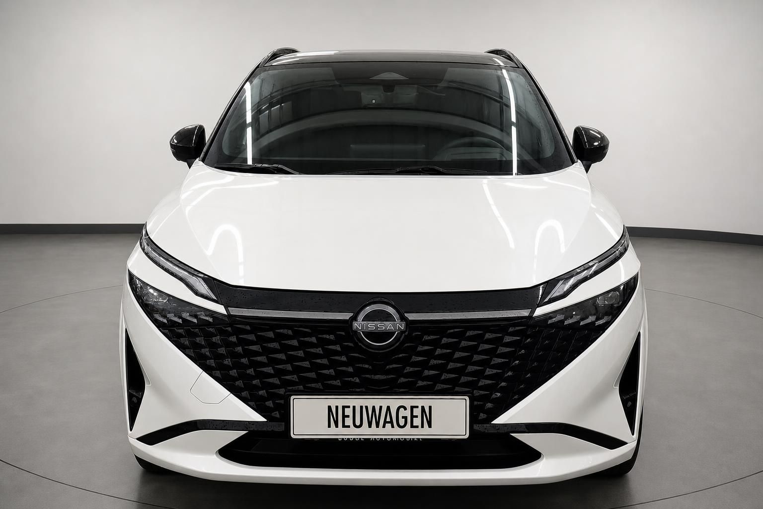 Nissan Neuwagen weiß, Frontansicht mit Kühlergrill und LED-Scheinwerfern